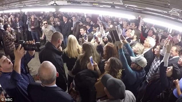 Ngay lập tức, rất đông những người lúc trước còn đang bận rộn, hối hả liền dừng cuộc hành trình di chuyển của họ lại để tận mắt xem nhóm Maroon 5 biểu diễn trong ga tàu.