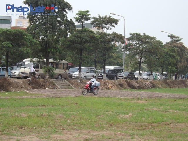 Các phương tiện xếp hàng dài hàng km để chờ ra được đường Giải Phóng.