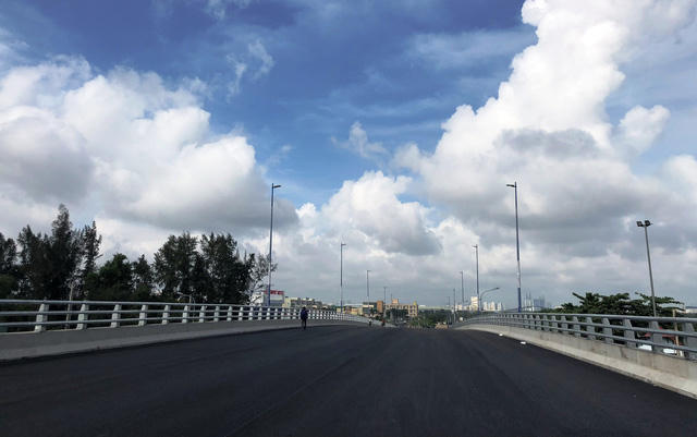 Hệ thống đ&egrave;n chiều s&aacute;ng, mặt đường thảm nhựa tr&ecirc;n cầu...đ&atilde; ho&agrave;n tất.