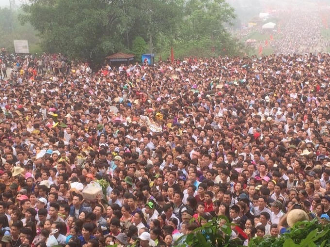 Hình ảnh chen lẫn trong ngày giỗ Tổ.