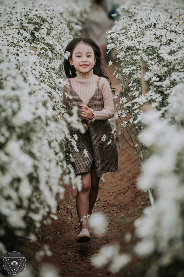 “Tiểu Chi Pu” khiến cư dân mạng sôi sùng sục với bộ ảnh chụp cùng cúc họa mi được đánh giá là đẹp nhất mùa