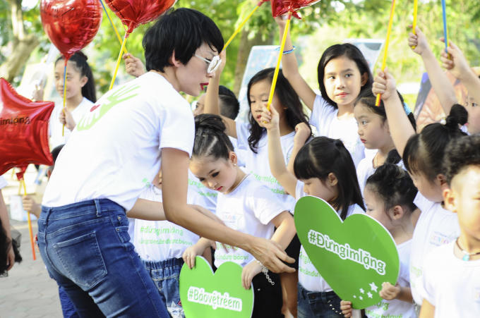 Tuần lễ thời trang trẻ em Việt Nam: Tim &ndash; Trương Quỳnh Anh c&ugrave;ng b&eacute; V&otilde; Kh&aacute;nh Ngọc thể hiện ca kh&uacute;c chủ đề &ldquo;Cho con tuổi thơ&rdquo;
