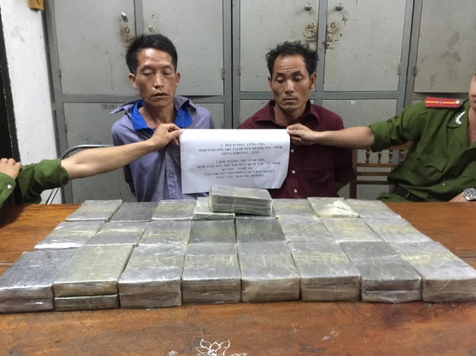 Hai đối tượng cùng tang vật tại cơ quan điều tra.