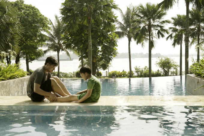 Qu&yacute; B&igrave;nh v&agrave; Quỳnh Chi t&igrave;nh tứ b&ecirc;n nhau