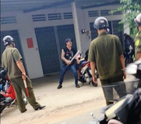 Phong cầm mã tấu hung hãn đe dọa chém công an.