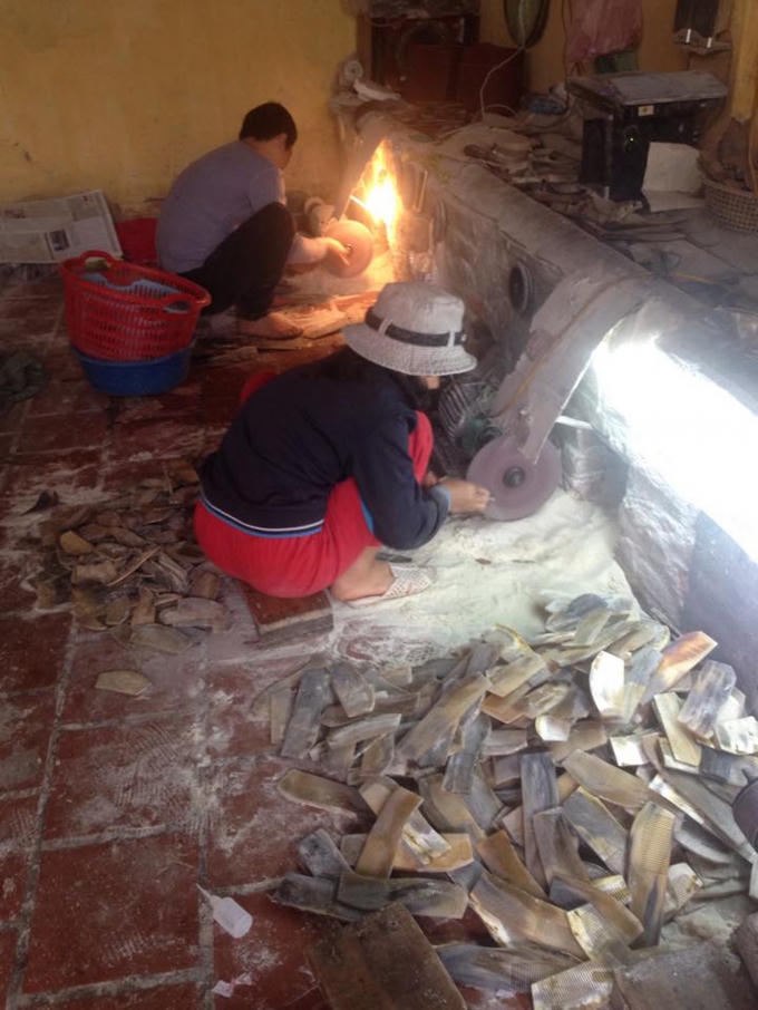 Mặc dù biết nghề ảnh hưởng xấu tới sức khỏe nhưng người dân nơi đây vẫn bám trụ kiếm sống với nghề ô nhiễm.