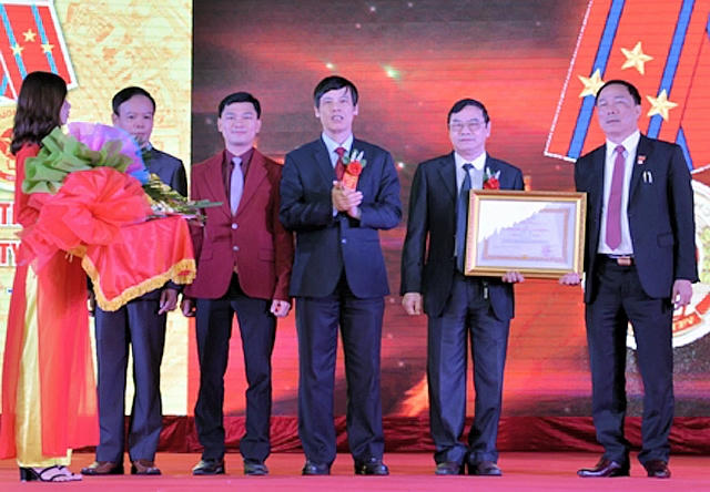 Từ những nỗ lực với chặng đường 20 năm phát triển, Tổng Công ty CP Hợp Lực đã được Đảng và Nhà nước trao tặng Huân chương lao động hạng Nhất. (Ảnh: A.T)