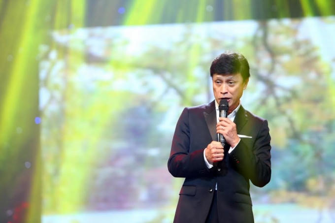 Nam ca sĩ Tuấn Ngọc chinh phục khán giả bằng gọng hát không tuổi và cách nói chuyện rất hài hước.