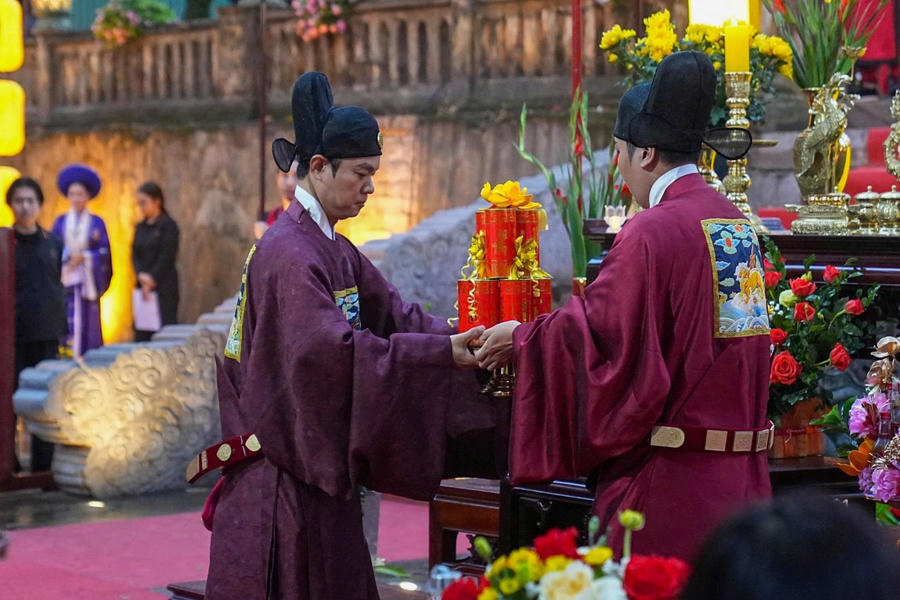 Điện Kính Thiên từng là trung tâm quyền lực tối cao của kinh đô Thăng Long, biểu tượng cho quốc thống và chính mạch vương triều. Vì vậy, tổ chức dâng hương tại đây chính là cách thế hệ nay tri ân các bậc tiền nhân đã có công dựng nước và giữ nước. (Ảnh: bvhttdl.gov.vn)