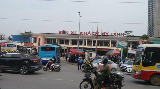 Nghỉ lễ 30/4: Người dân đổ về quê, các bến xe ùn tắc