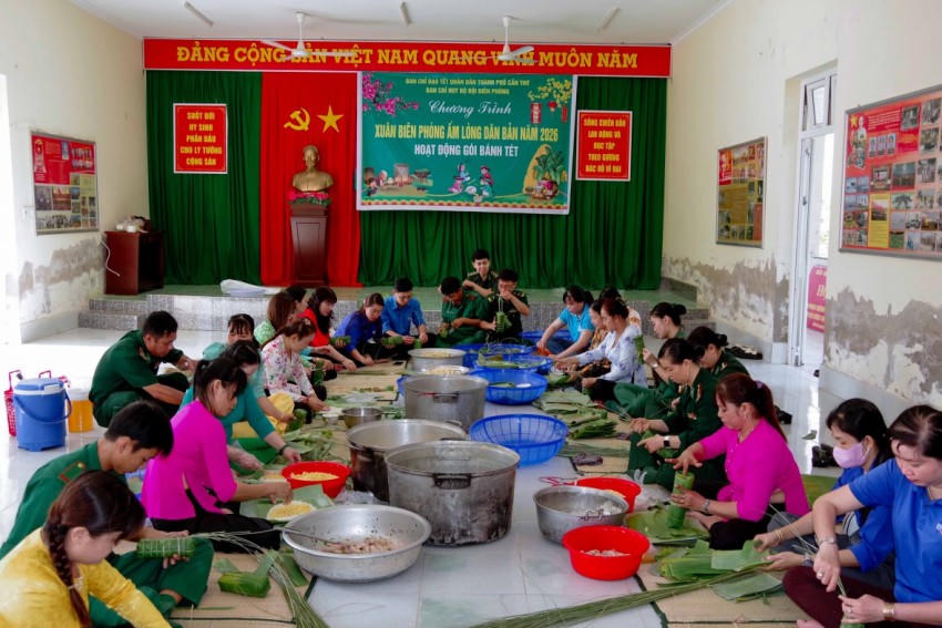 Gói bánh tét tặng cho người dân