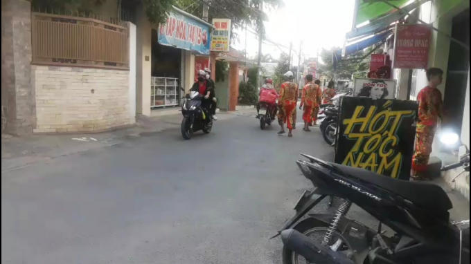 Hinh 1 - Nhom nguoi mac do mua lan di tung nha