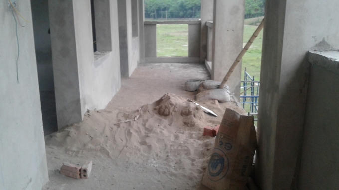 Trên tầng, vật việt xây dựng vẫn đang bị vứt ngổn ngang gây lãng phí.