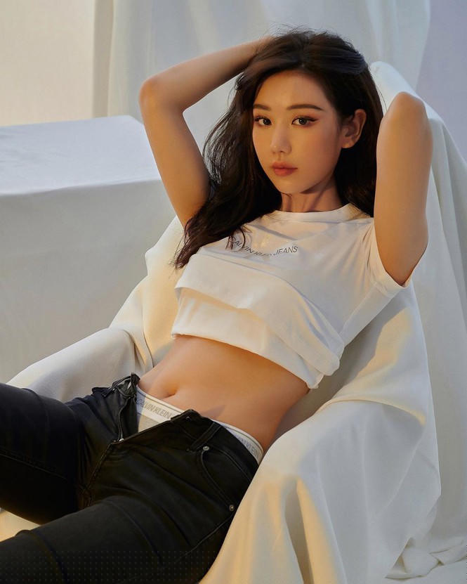 Nữ ca sĩ ‘Ghen Cô Vy’ tung ảnh nội y còn ‘thả rông’, khoe đường cong sexy - ảnh 15