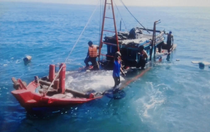 Chiếc tàu của anh Đồng bị chìm sau 2 cú tông của chiếc tàu sắt được cho là của Thanh tra kiểm ngư Sở NN-PTNT Thanh Hóa. Ảnh: Do ngư dân cung cấp