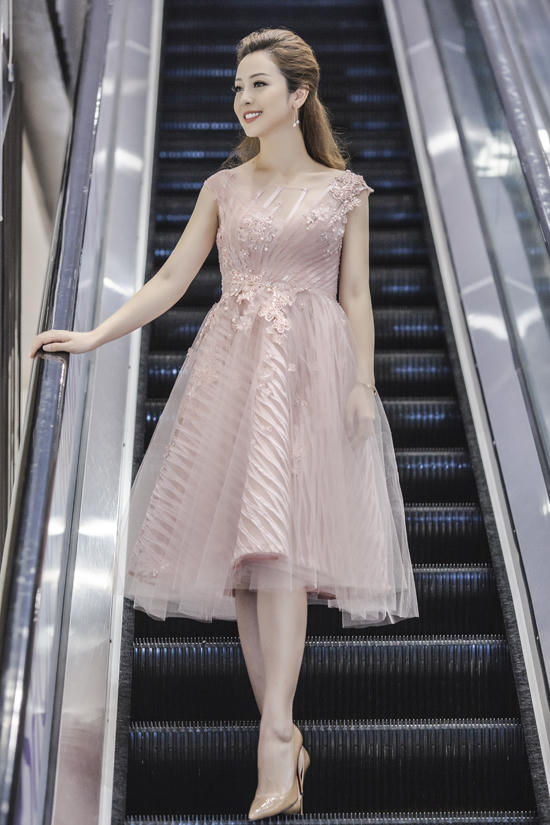 Ngay sau đó cô thay một chiếc váy ren hồng