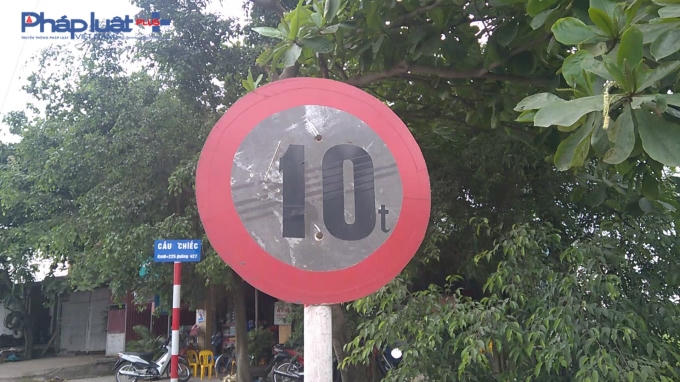 Cầu Chiếc cấm các xe có trọng tải từ 10 tấn trờ lên hoạt động.