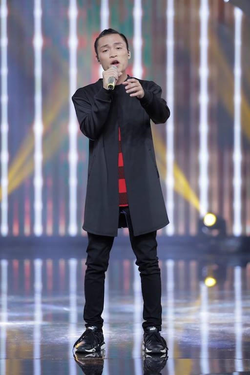 Việt Thắng thể hiện ca khúc "Tôi đang hát" chinh phục cả 3 BGK.