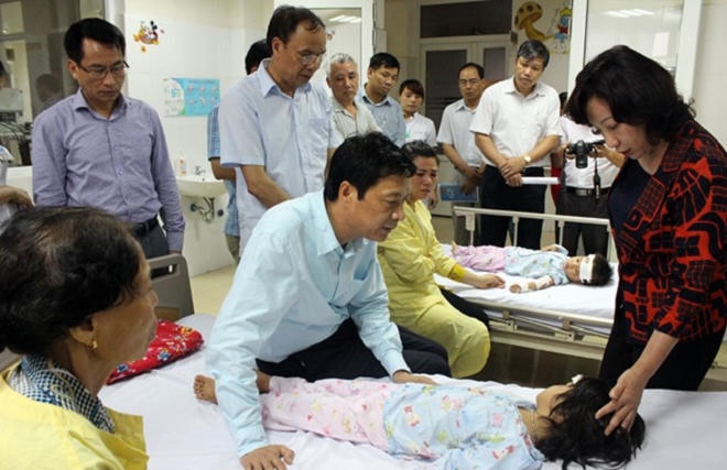 Lãnh đạo tỉnh Quảng Ninh thăm hỏi các nạn nhân trong vụ sét đánh.
