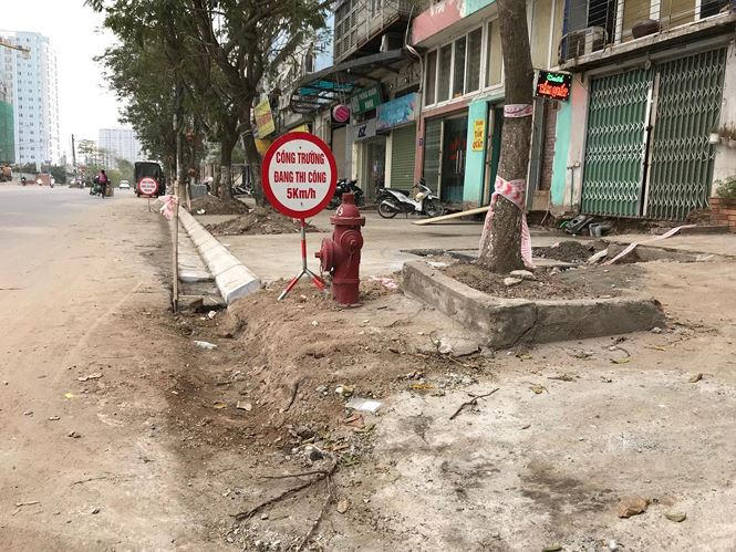 Việc dừng thi công vỉa hè ảnh hưởng đến cuộc sống của người dân, đặc biệt với những hộ kinh doanh ngoài mặt tiền.