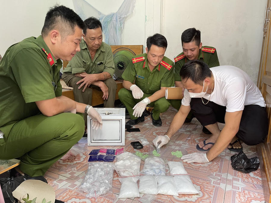 Lực lượng Công an kiểm tra số ma túy thu giữ