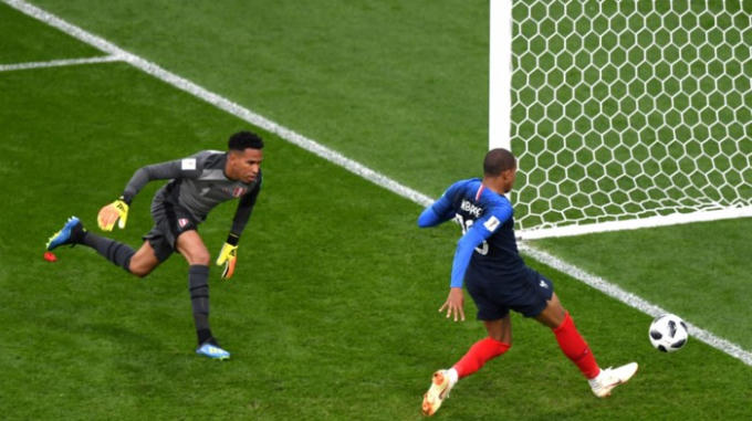 Phút 34 trận Pháp vs Peru lượt trận thứ 2, bảng C World Cup 2018, Kylian Mbappe đệm bóng dễ dàng vào khung thành trống, mở tỷ số cho Pháp.