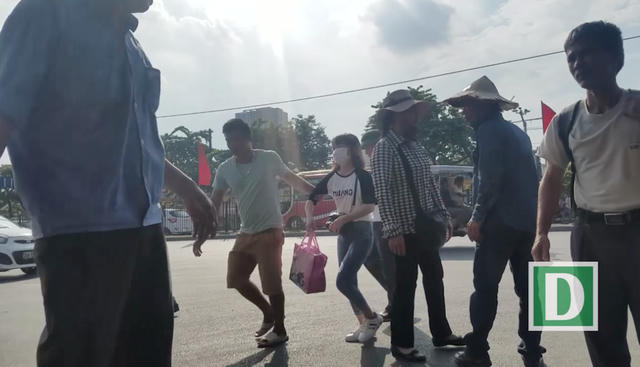 Nhiều khách hàng chưa kịp định hình vào bến mua vé xe thì đã bị lôi đi.