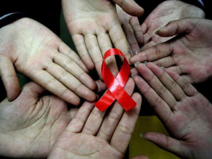 Để dập tắt đại dịch HIV/AIDS cần có sự chung tay của cả cộng đồng. Ảnh AFP.