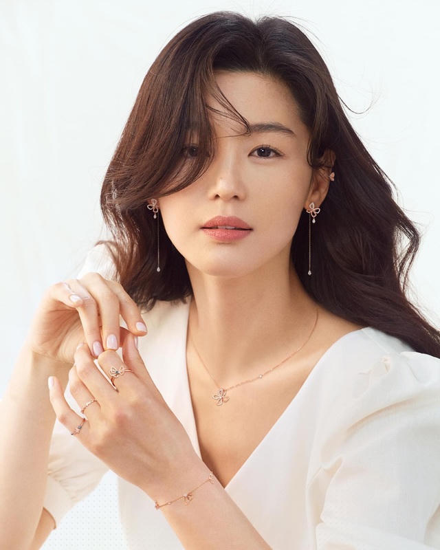 Không chỉ nổi tiếng và giàu có, Jeon Ji Hyun còn là con dâu của một trong những gia đình giàu có bậc nhất xứ Hàn.