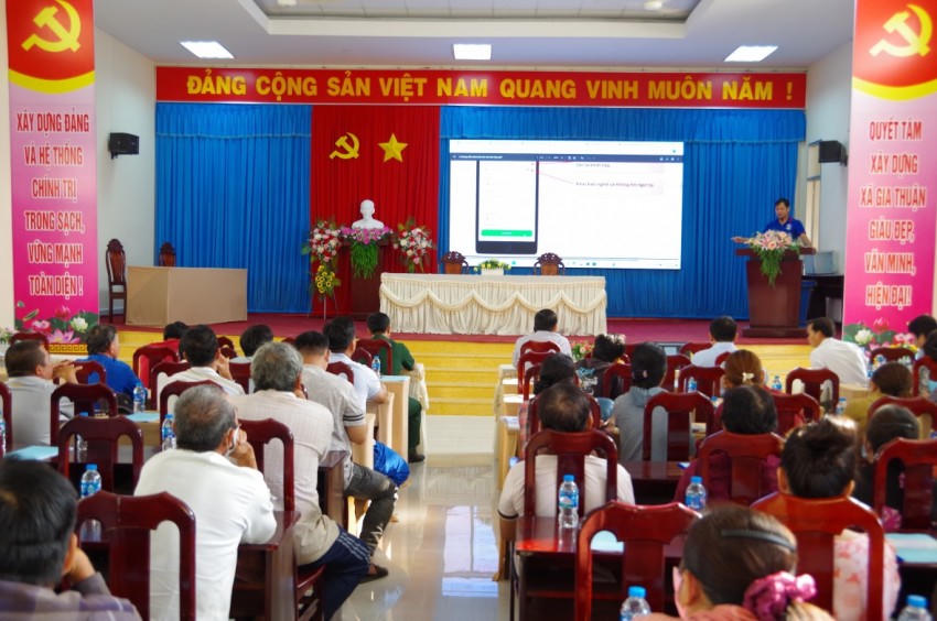 Nhân viên Công ty TNHH Hiệp lực phát triển Việt SDVICO hướng dẫn bà con ngư dân cài đặt sử dụng phần mềm ghi nhật ký điện tử