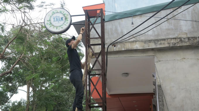 Người dân tự tháo dỡ biển quảng cáo theo đúng cam kết.