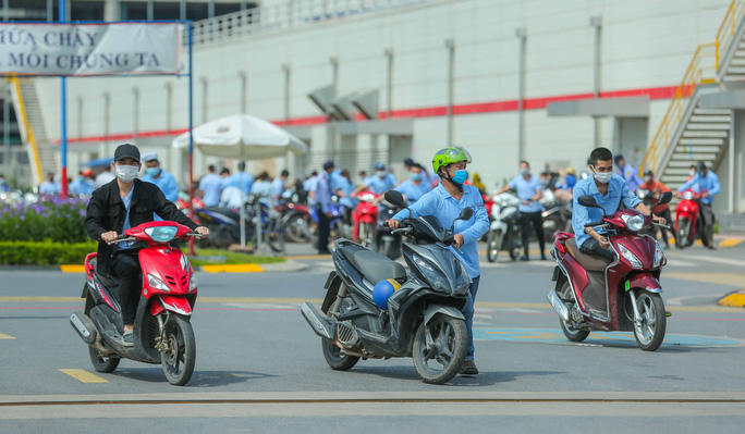 Hàng ngàn công nhân xét nghiệm Covid-19 xong ra về