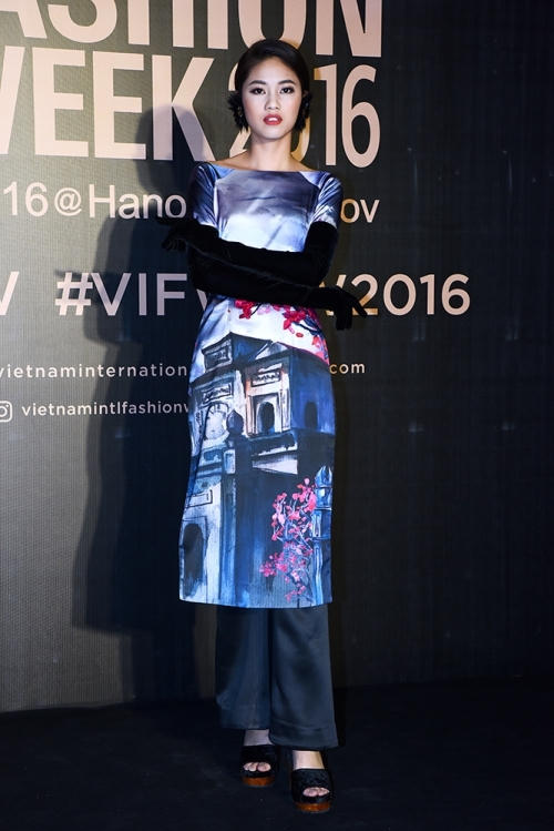 Thanh T&uacute; đi guốc nhung, đeo găng tay khi mặc &aacute;o d&agrave;i.