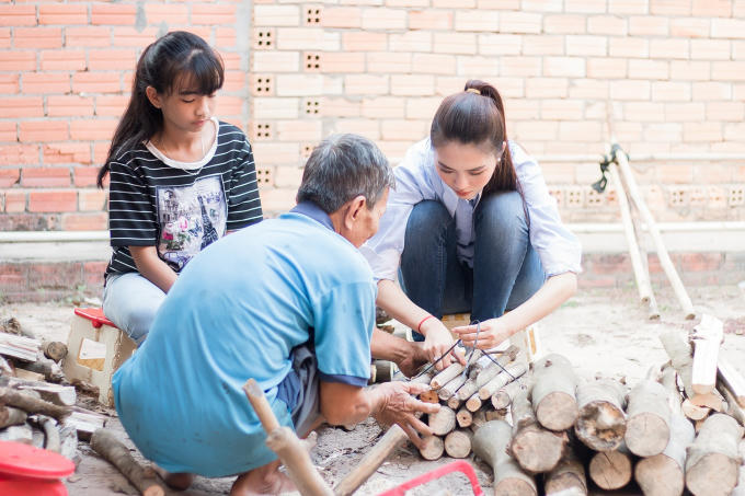Tường Linh mướt mồ h&ocirc;i, đạp xe đi b&aacute;n củi tại T&acirc;y Ninh