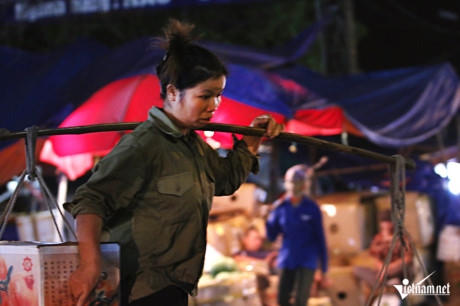 Tiền mua xe kéo rơi vào khoảng 4 triệu đồng, một giá khá cao với nhiều người nên họ đành dùng đòn gánh để gánh từng chuyến hàng nhỏ, mỗi chuyến được trả công 20-30 ngàn đồng tùy quãng đường.