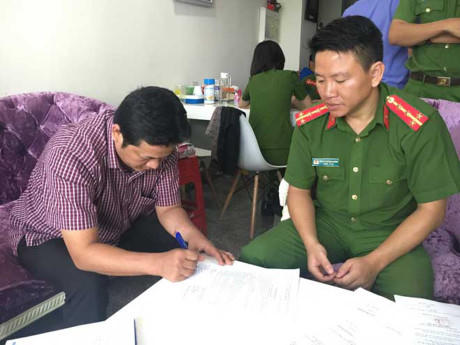 Công an thực hiện bắt giam và khám xét nơi ở của ông Đỗ Thái Vũ.(Ảnh: Báo Dân Việt)