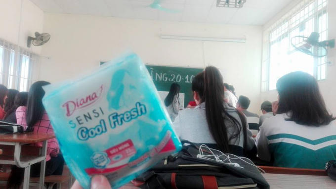 Món quà mà tập thể bạn trai cùng lớp tặng các bạn gái rất thiết thực.