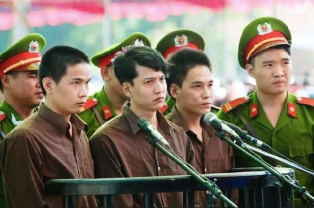 Các bị cáo trước vành móng ngựa.