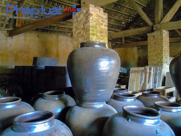 Gốm dân dụng hay còn gọi là hàng sành gồm: chum, vại, tiểu, dần giã cua, máng lợn...