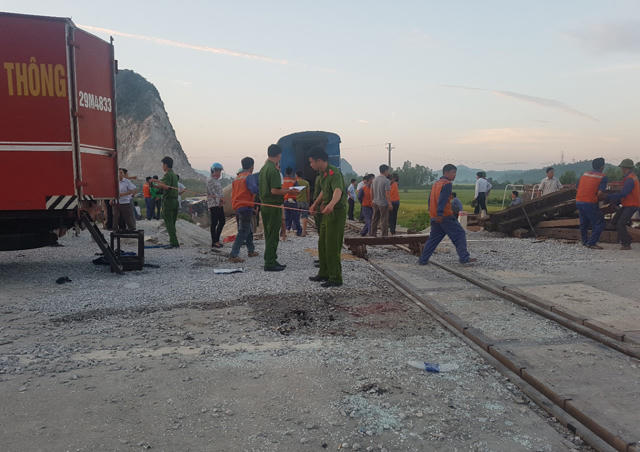 Công an tiến hành đo đạc khám nghiệm hiện trường.