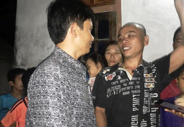 Thuyền viên Nguyễn Văn Xuân (bên phải) kể lại quá trình bị bắt giữ, giam cầm trong tay cướp biển.