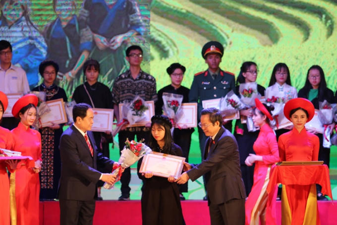Trao thưởng cho học sinh dân tộc đạt thành tích cao trong học tập . Ảnh: Tùng Anh