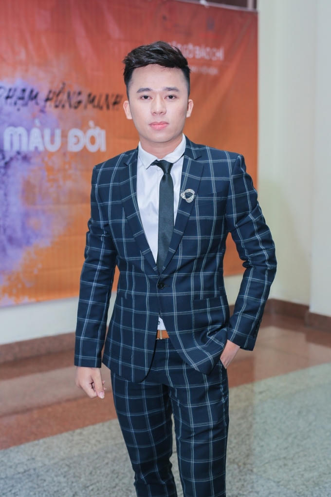 Phan Thị Mơ diện váy trễ nải vai trần đến chúc mừng Phạm Hồng Minh ra MV