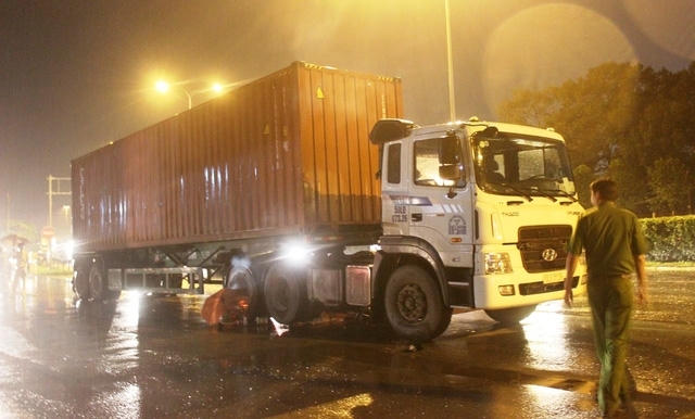 Hiện trường vụ xe container cán bé trai 11 tuổi tử vong trên QL1A. (Ảnh: Dân trí)