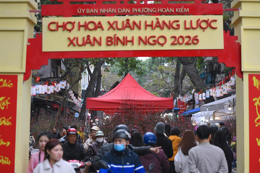 Chợ hoa truyền thống giữa phố phường hiện đại