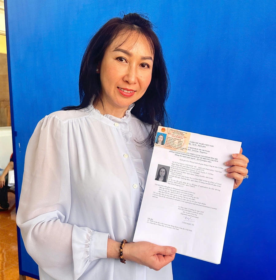 Niềm vui của người dân khi được giải quyết nhanh chóng thủ tục cấp đổi Giấy phép lái xe.