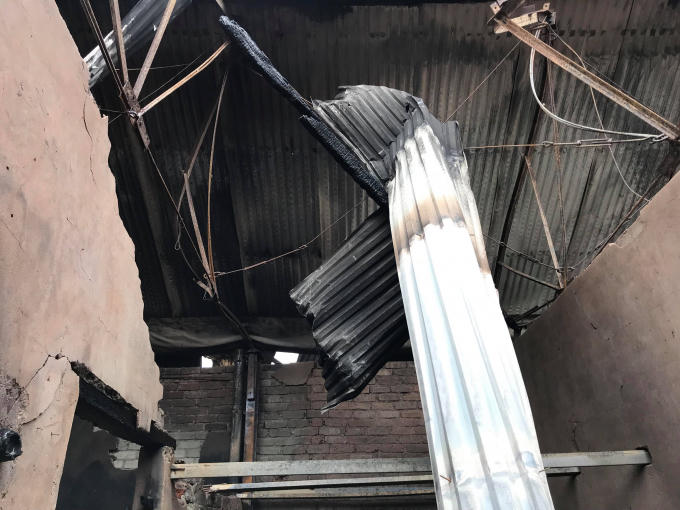 Phần mái tôn của kho chứa hàng cũng bị hư hỏng nặng.