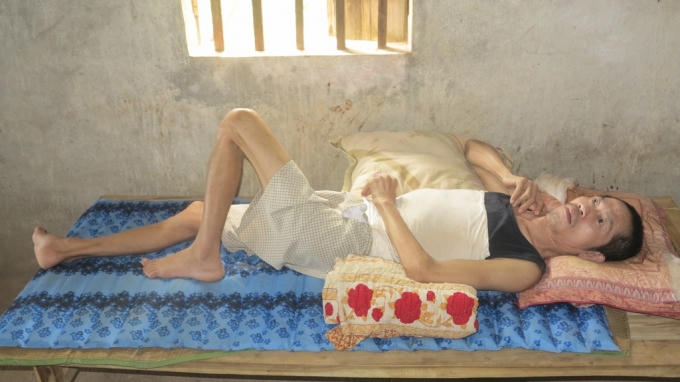 Đã Hơn 5 năm nay ông Đào Duy Khánh phải nằm liệt giường vì tai biến. Hàng ngày mỗi buổi đến trường một buổi Uyên cùng người em trai thay nhau chăm sóc cho cha và lo cái ăn từng bữa.