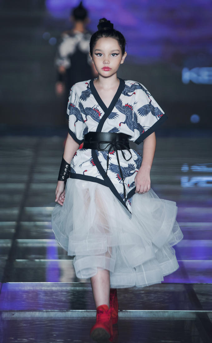 Theo NTK Kelly Bùi, sự mạnh mẽ không chỉ toát lên từ trang phục mà phải từ cá tính, phong thái và cả sự rèn dũa, hình ảnh kiếm sĩ Kendo và chim hạc Tancho mà cô lựa chọn cho BST của mình cũng là những biểu trưng cho tinh thần mạnh mẽ, bất khuất của đất nước mặt trời mọc.