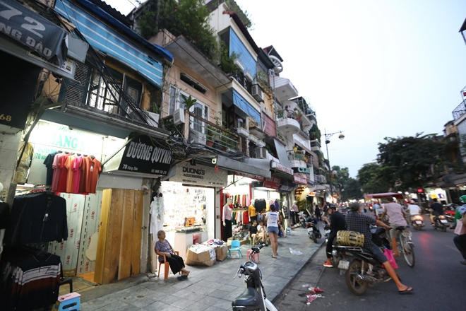 2018: Phố Hàng Đào vẫn còn nguyên những nét kiến trúc như cách đây 64 năm, song đã trở thành một khu vực buôn bán sầm uất bậc nhất Thủ đô.